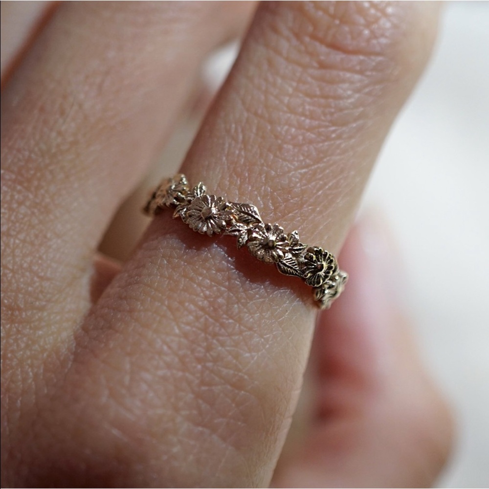 14k Daisies Ring Band — custom all-around detail